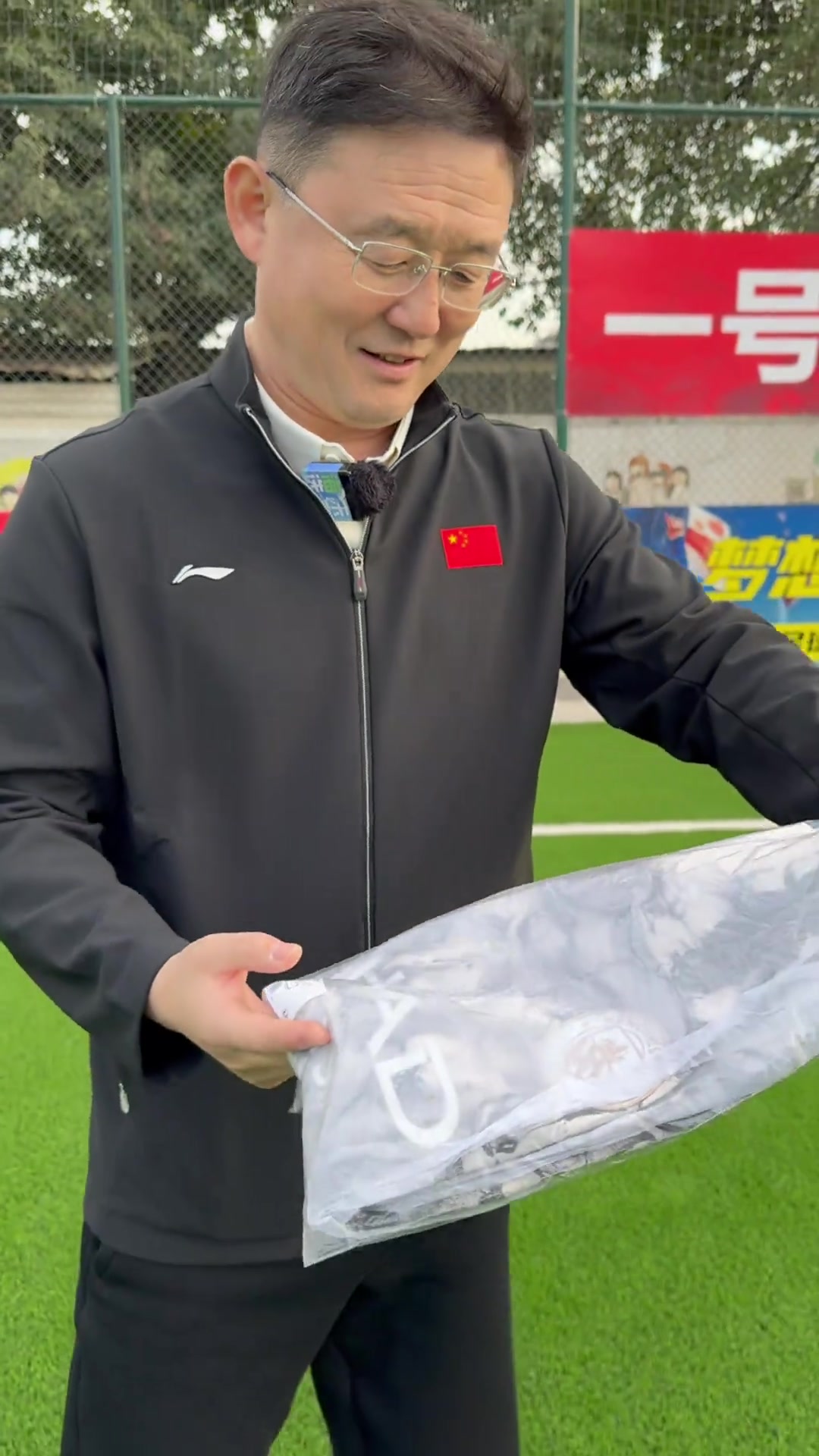 【今日视频】曼城年年都给孙继海送新球衣，孙继海乐坏了：非常有