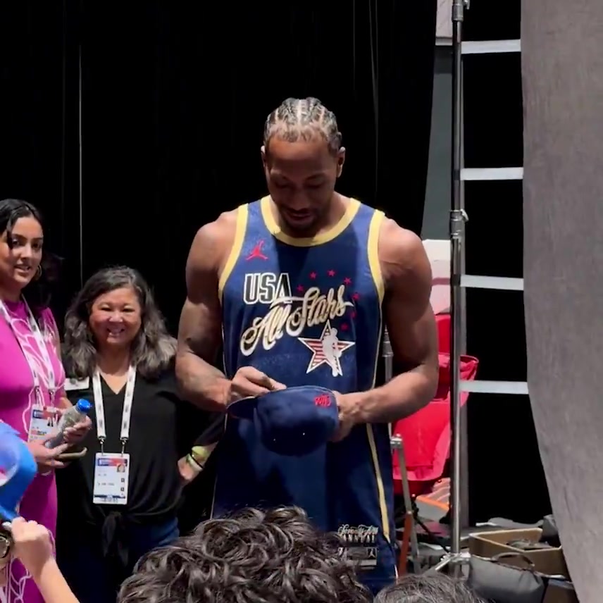 [比赛高能镜头]全明星美国队合影星光熠⭐熠！但可惜少了个詹姆