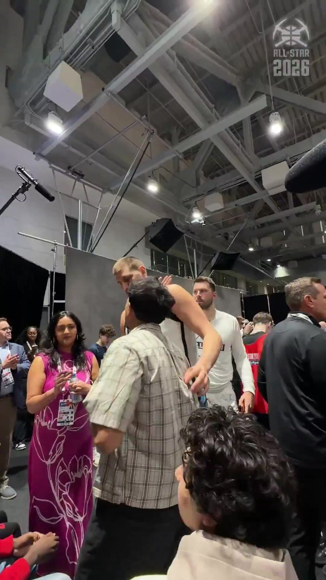 【视频/集锦】这俩胖子！东契奇拍了下约基奇的后脑勺，约老师直