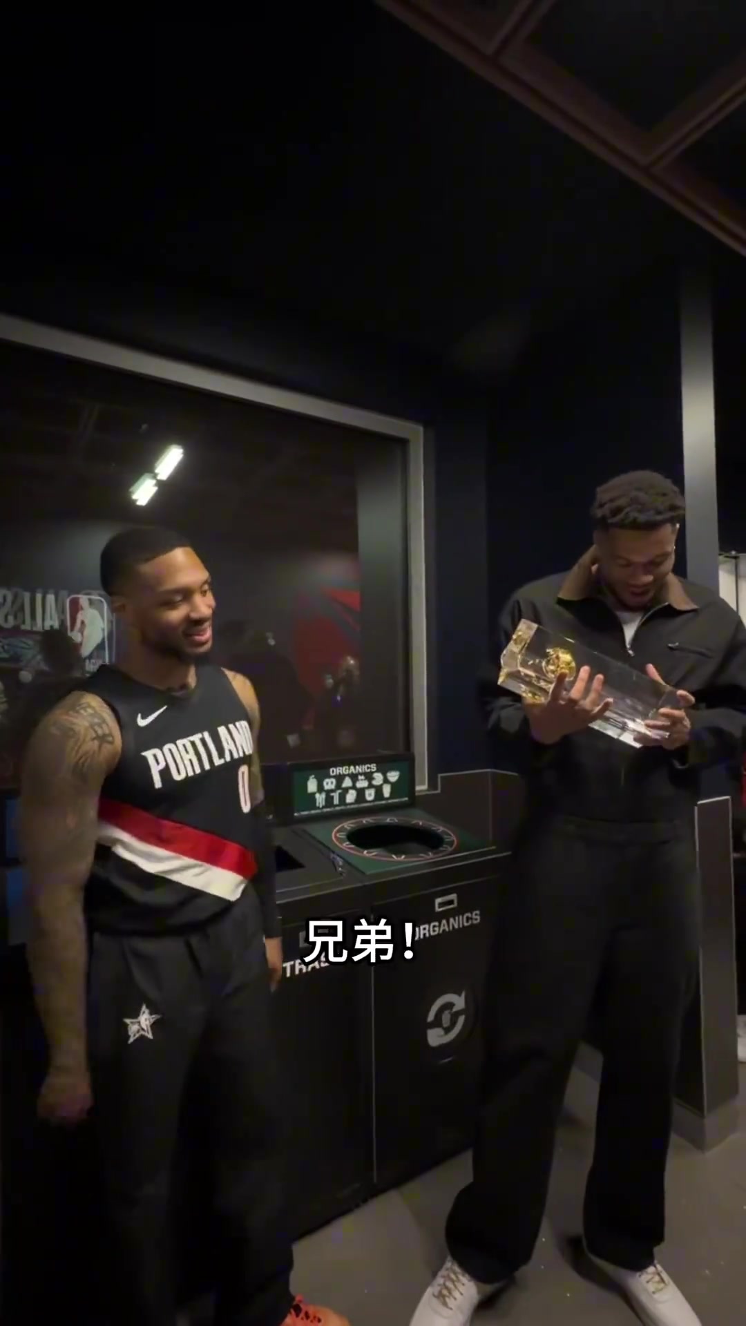 [超清赛事影像]⬆️利拉德已经拿到这么多三分王奖杯了，⬆️借