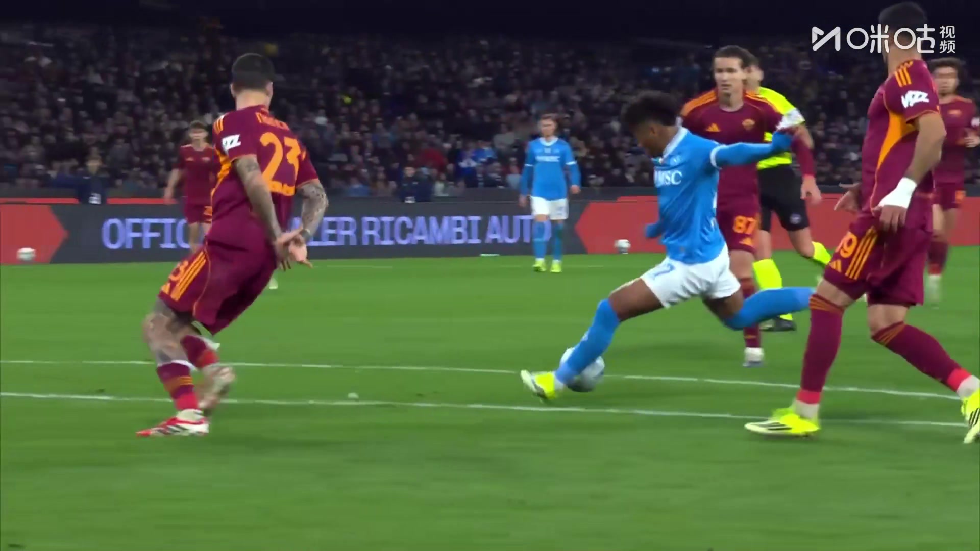 这球漂亮!阿利森·桑托斯弧顶抽射破门,那不勒斯再度扳平!