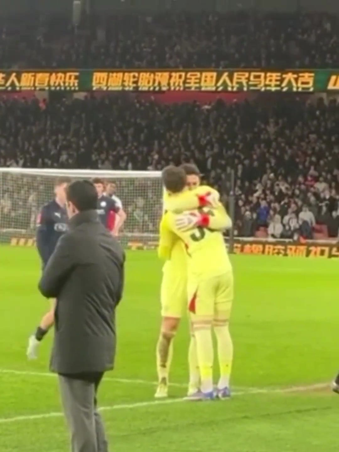 [攻守视频]今时不同往日！凯指导同意被⬅️替换下场，⬅️微笑