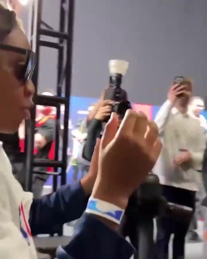 [进球剪辑]⬆️小孩哥：你的墨镜好帅！米球王：那就送你了！围