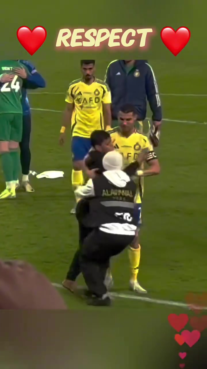 [体育头条]他是许多人的英雄！C罗赛场上的那些暖心时刻！