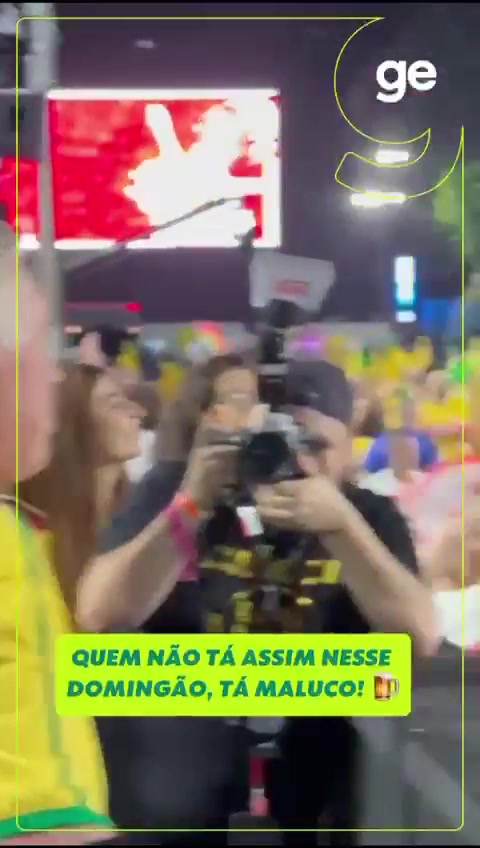 [比赛瞬时回放]实拍：安切⭐洛蒂在桑巴大道➡️❗喝着冰镇啤酒