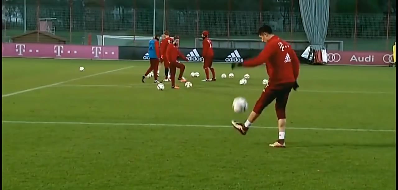 [值得一看]腰力惊人！莱万经典的《黑客帝国》式热身！