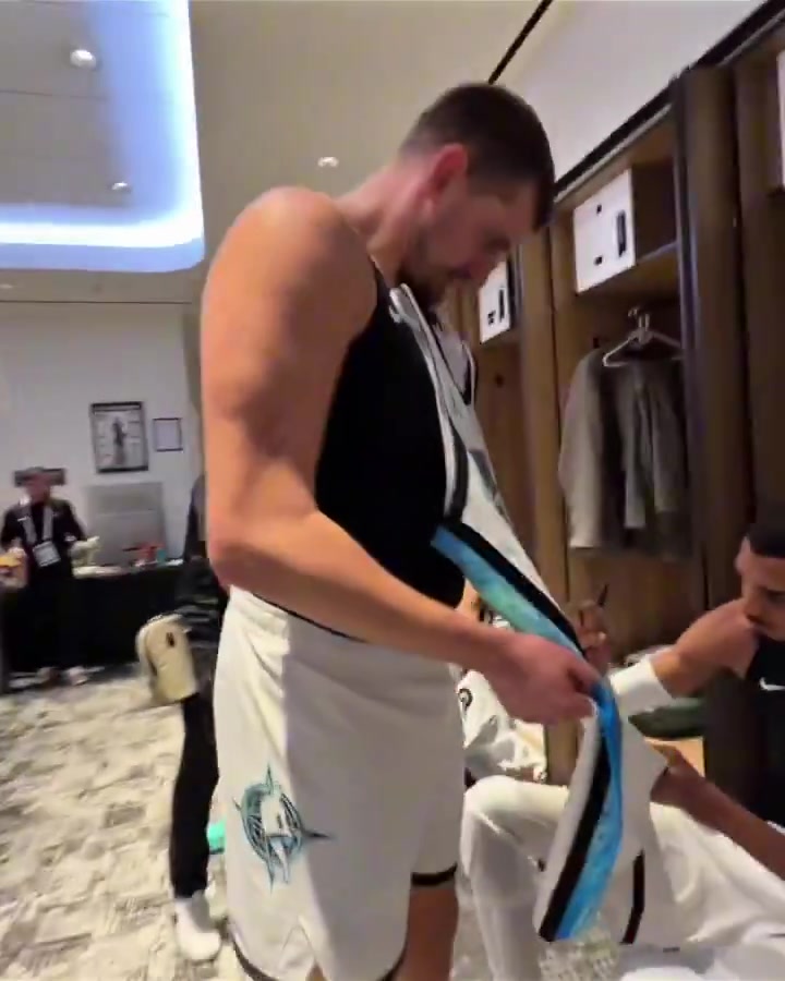 [视频/集锦]还是你会玩！约基奇让文班在他的球衣上画一个外星