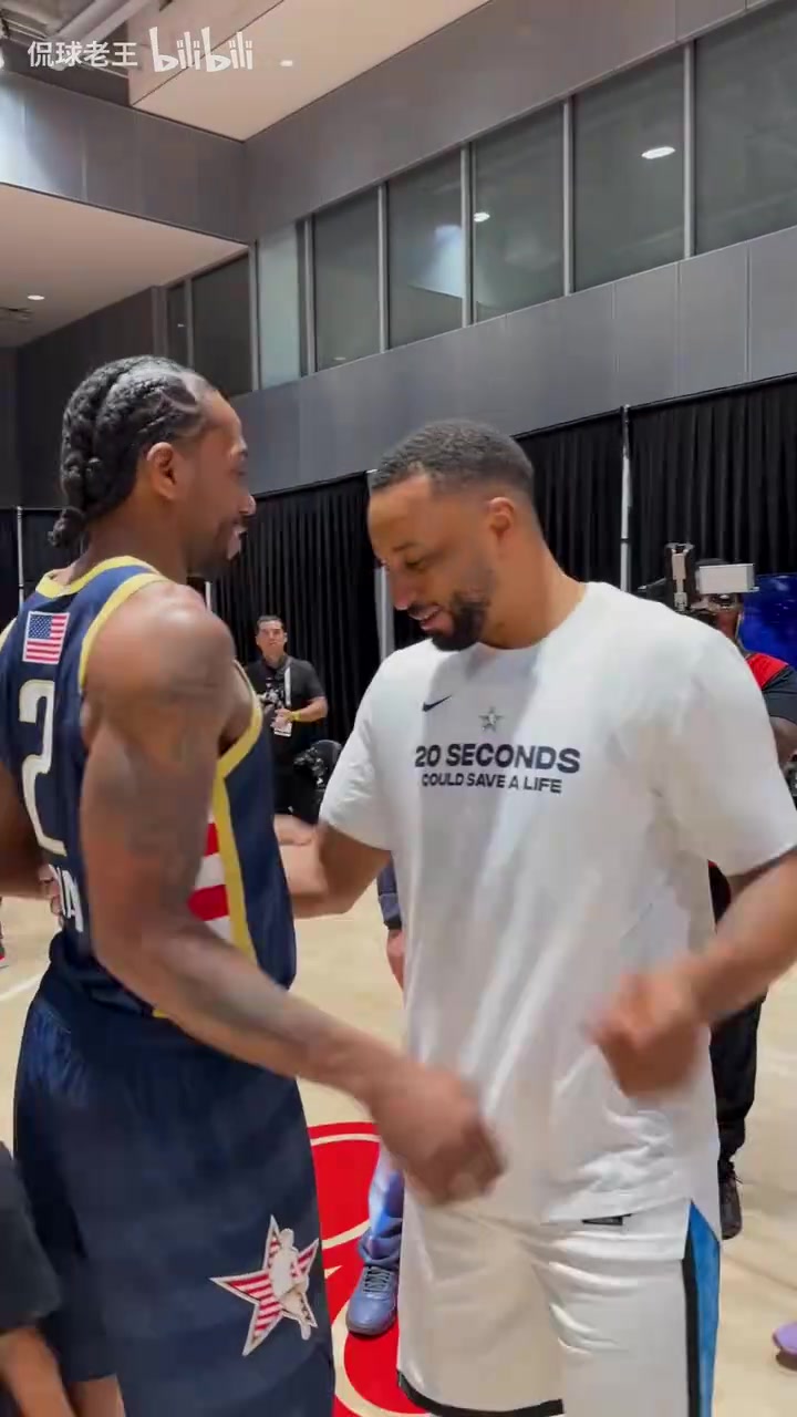 [热点回放]老友相见！小卡鲍威尔媒体日深情拥⭐抱！