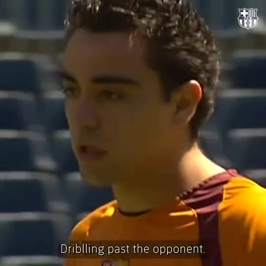 【你怎么看？】护球学的挺好！珍藏影像：哈维早期指导小时候的特