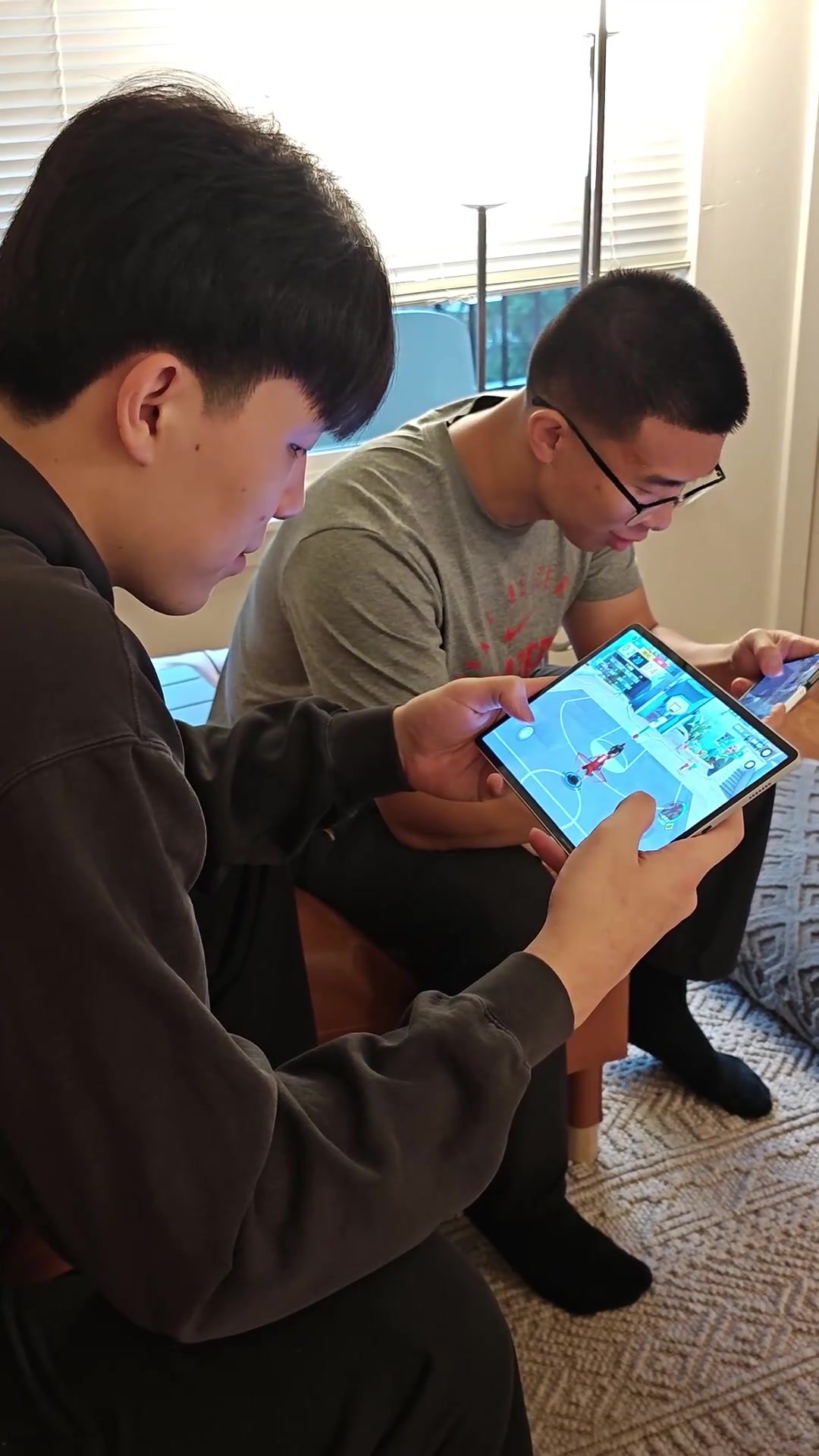  [你怎么看？]女友露了个背影！杨瀚森晒视频：在NBA第一个春节给大家拜年啦