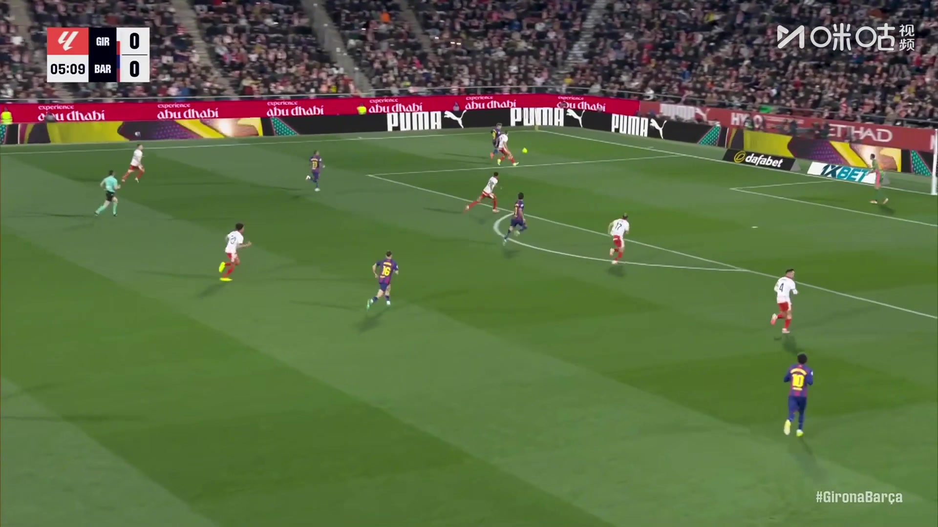 拉菲尼亚倒三角传中，亚马尔迎球兜射稍稍偏出