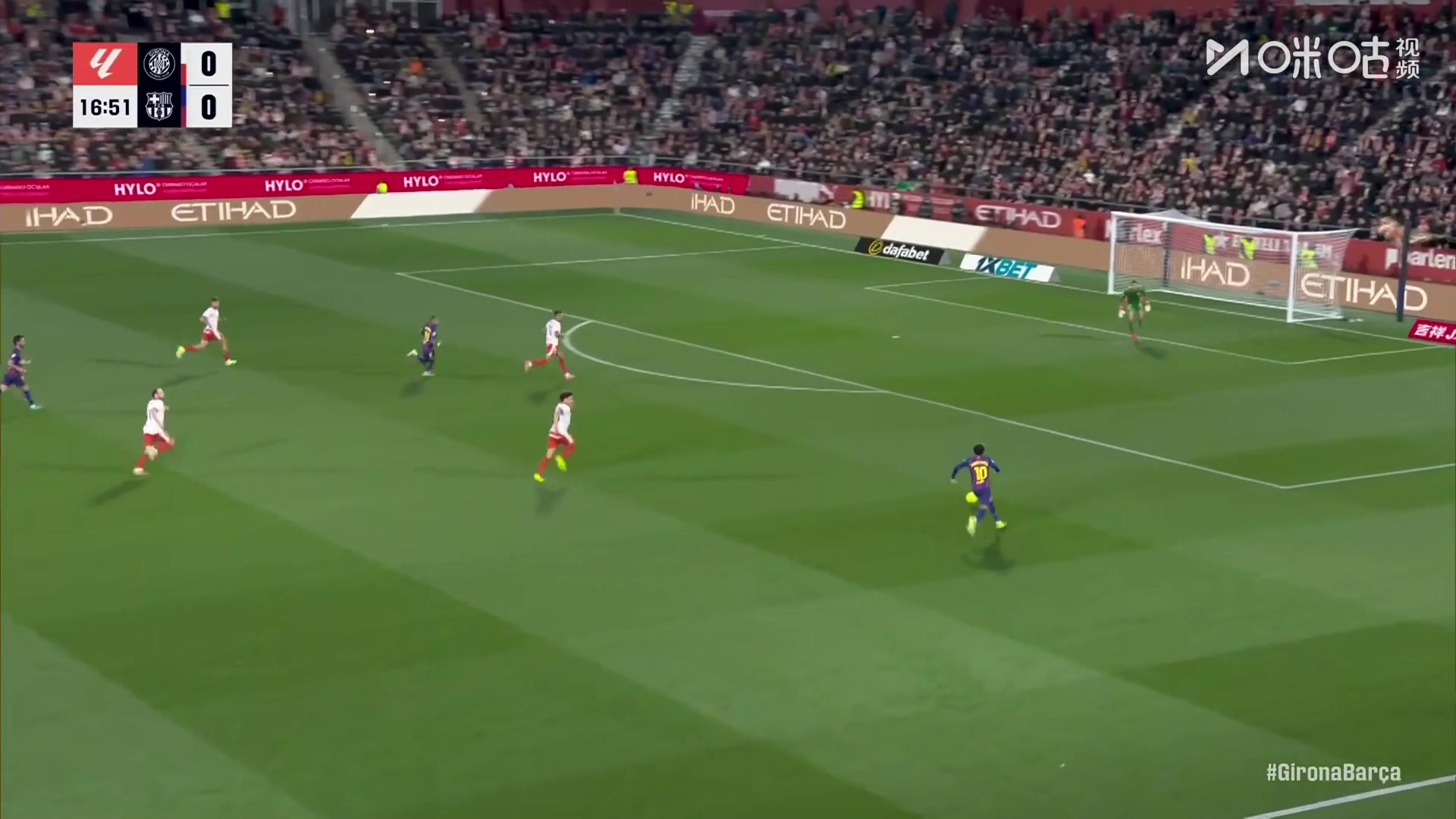 稍显仓促！亚马尔单刀尝试挑射被门将化解