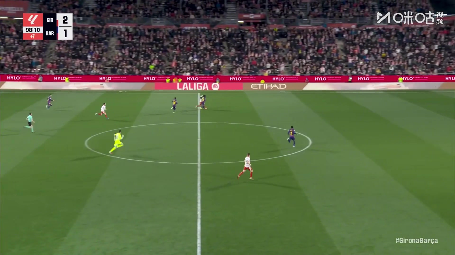 双人夹击！乔尔·罗卡比赛尾声阶段飞铲亚马尔染红