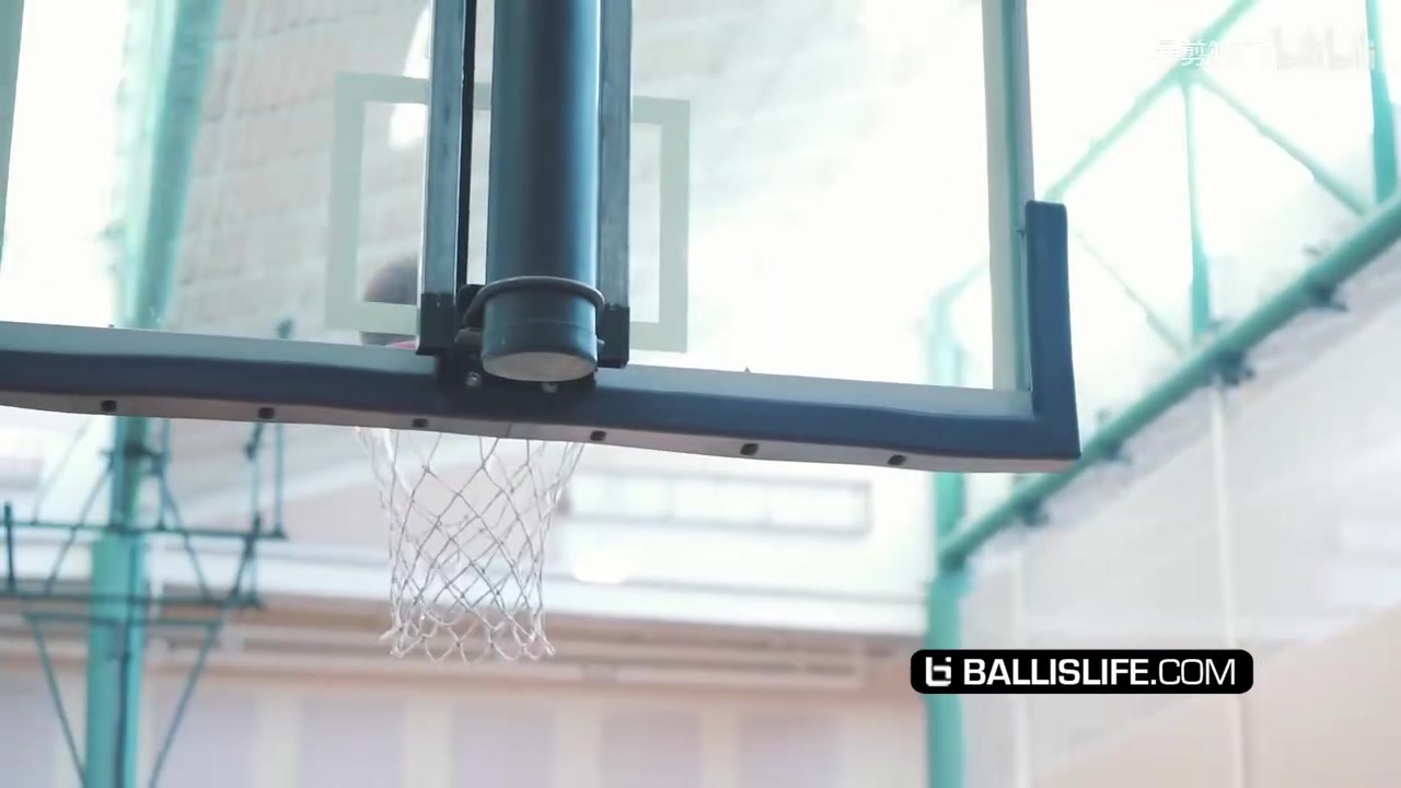 [热门高光]新年从⬆❗️看球开始！新秀东契奇私人局大战老油条蒙塔埃利斯！