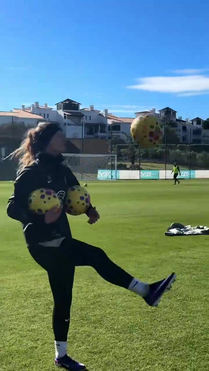 [关键对位视频]切尔西女足日常：A⚽BJ教❕劳伦詹姆斯耍杂技！