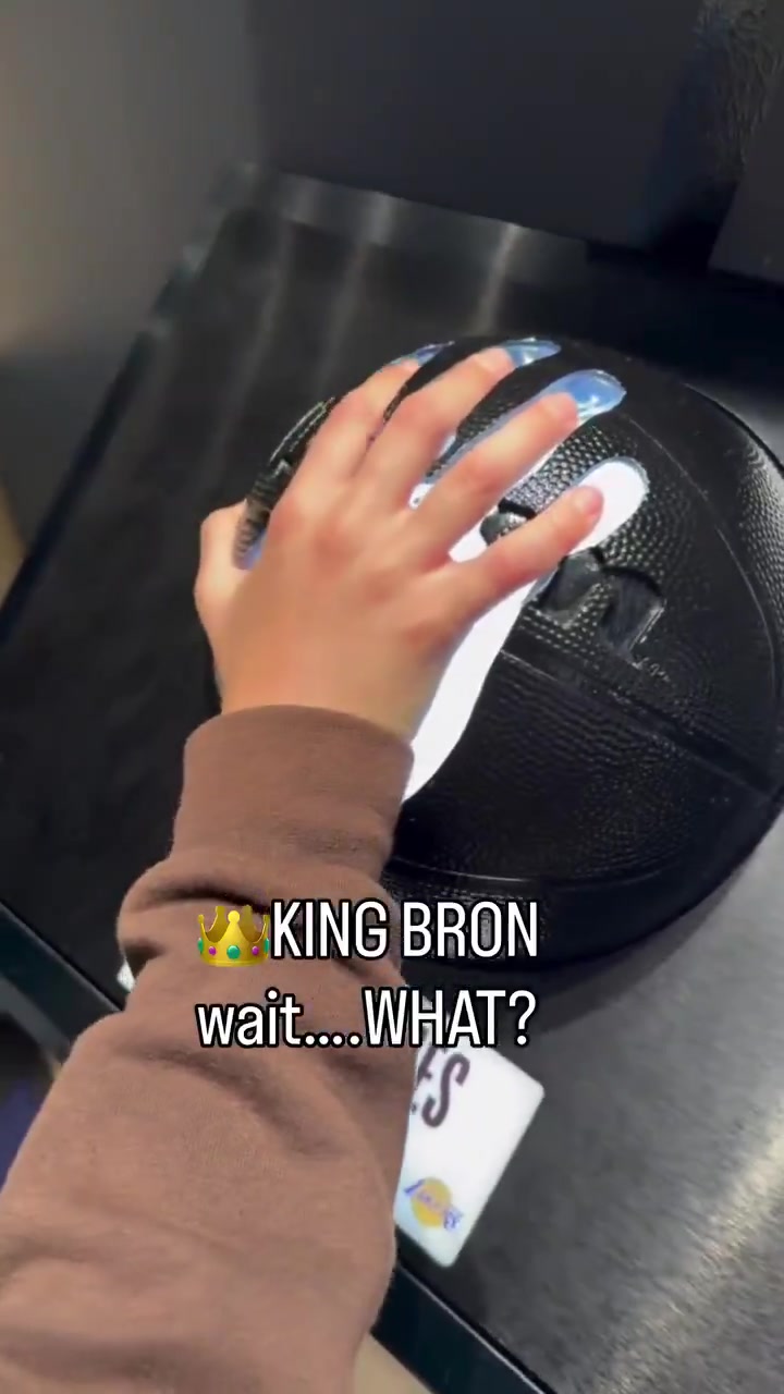 [你怎么看？]NBA球员手掌大小对比：小卡无解！老詹的比想象