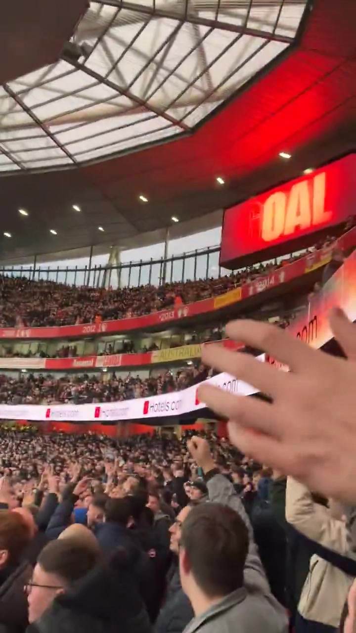 维冈球迷在阿森纳球场高喊：又一次第二名，太棒了！