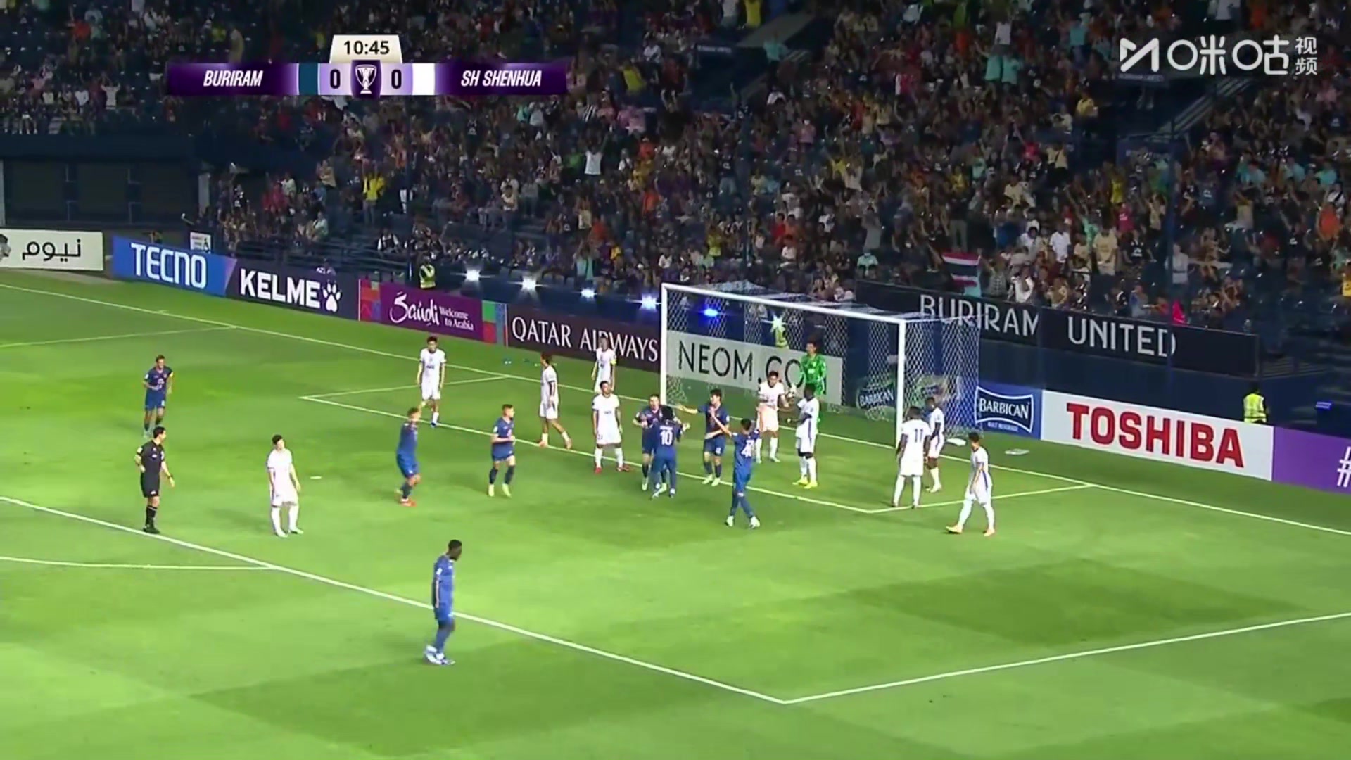 武里南联角球开出，古德头球破门，申花0-1落后武里南联