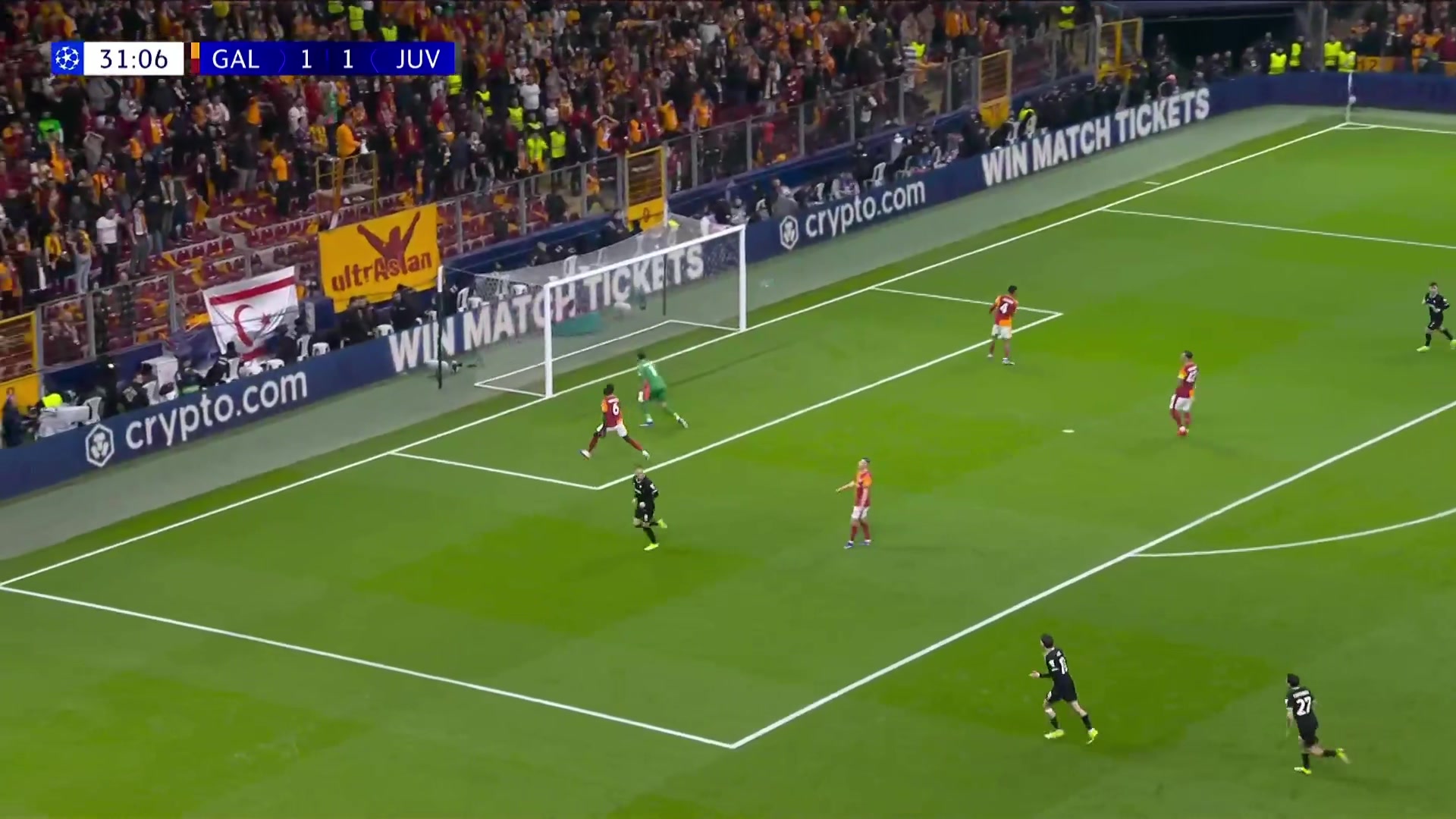 反超比分！麦肯尼直塞助攻，库普梅纳斯中场策动+抽射破门