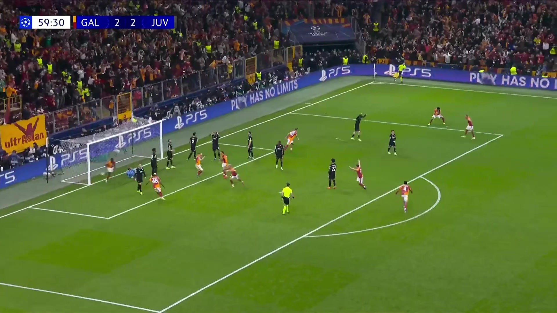 尤文再次落后！萨拉任意球开入禁区，达文森·桑切斯将球蹭进大门