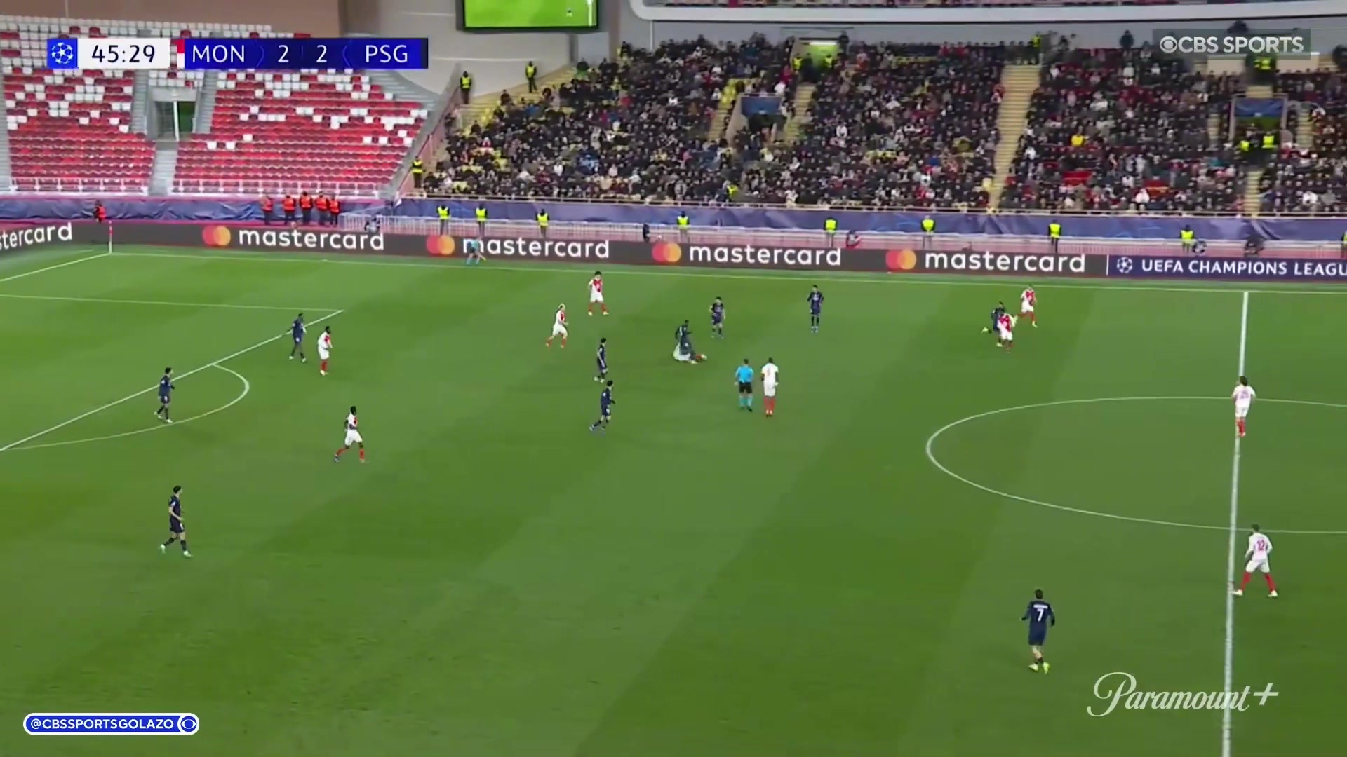 直红罚下！戈洛文蹬踏维蒂尼亚小腿，VAR介入改判红牌！