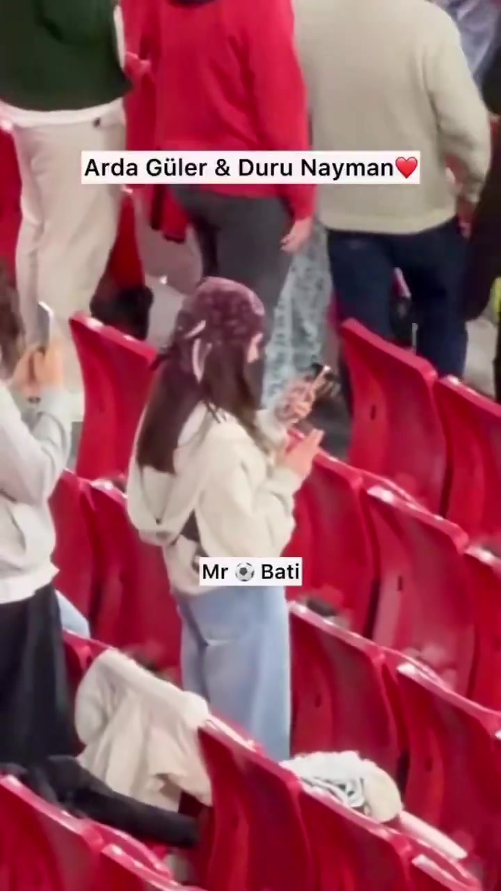 【视频】好美的女友~居莱尔和他的女友在比赛前出现在本菲卡体育