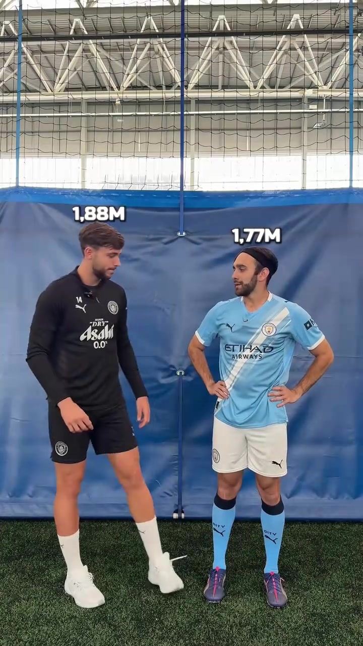 [体育视频]压迫感！身高1米77的网红来到曼城比身高！