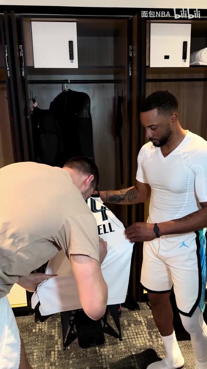 [值得一看]会是以后的美好回忆！鲍威尔赛后找世界队的球员要签名！