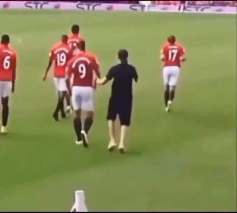 【推荐视频】我是上帝，你是哪个？名场面：曼联时期的伊布遇到了模仿者！