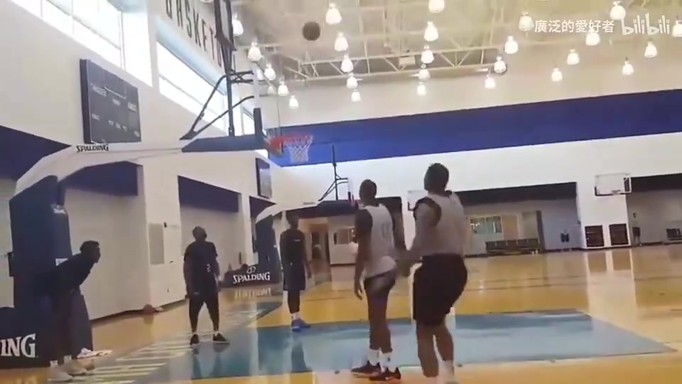 【体育头条】谁的进攻更丝滑？18年雷霆队内单挑：安东尼vs乔