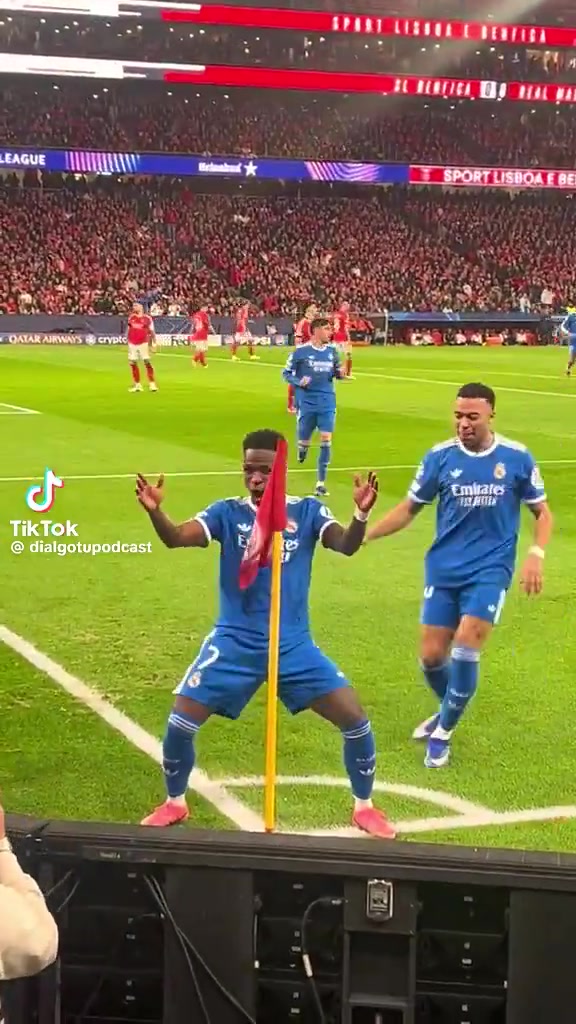 鲁迪格就队友的庆祝动作向本菲卡球迷道歉