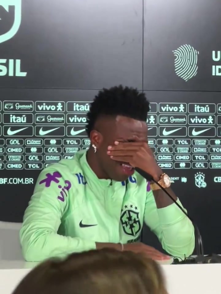 2024年维尼修斯谈种族歧视时哭泣：我只想踢球，希望黑人不再受苦