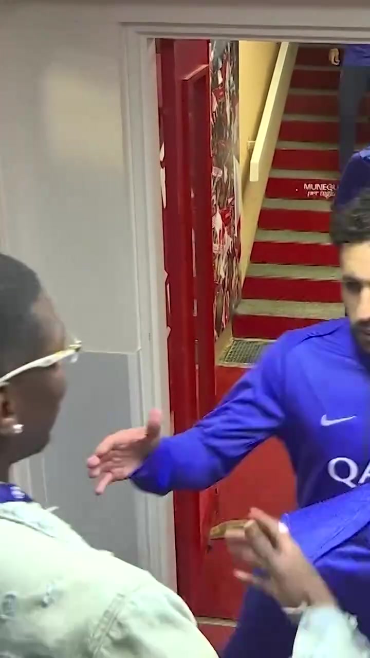 [体育头条]声望还是在的！博格巴欧冠赛前和巴黎众将打招呼！