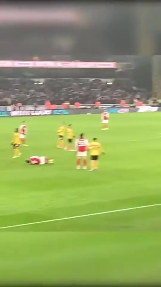 [集錦]熱蘇斯倒地疑似詐傷，聽到終場(chǎng)哨響后一躍而起推翻對(duì)手