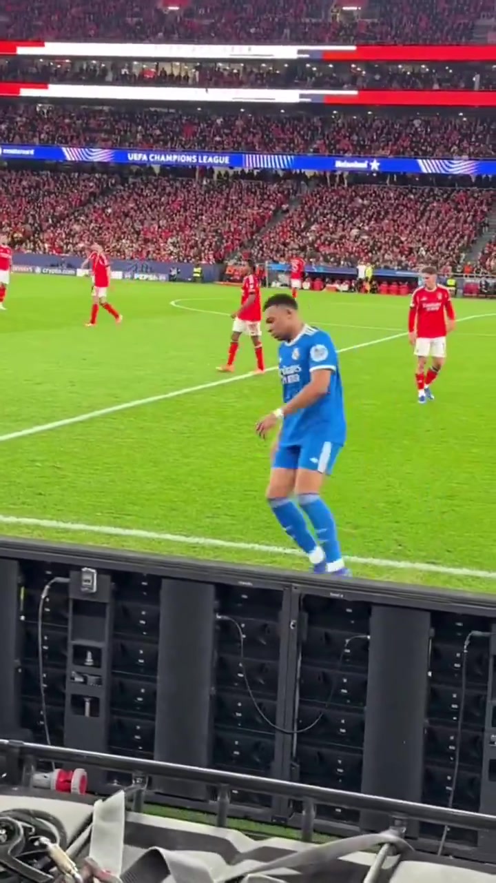 [球迷看点]球迷现场实拍：姆巴佩也被大喊“猴子”