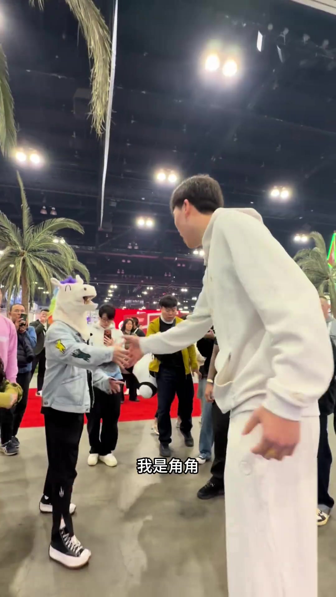 [球迷看点]杨瀚森全明星周末偶遇不断 ！与郭艾伦和几位网红风