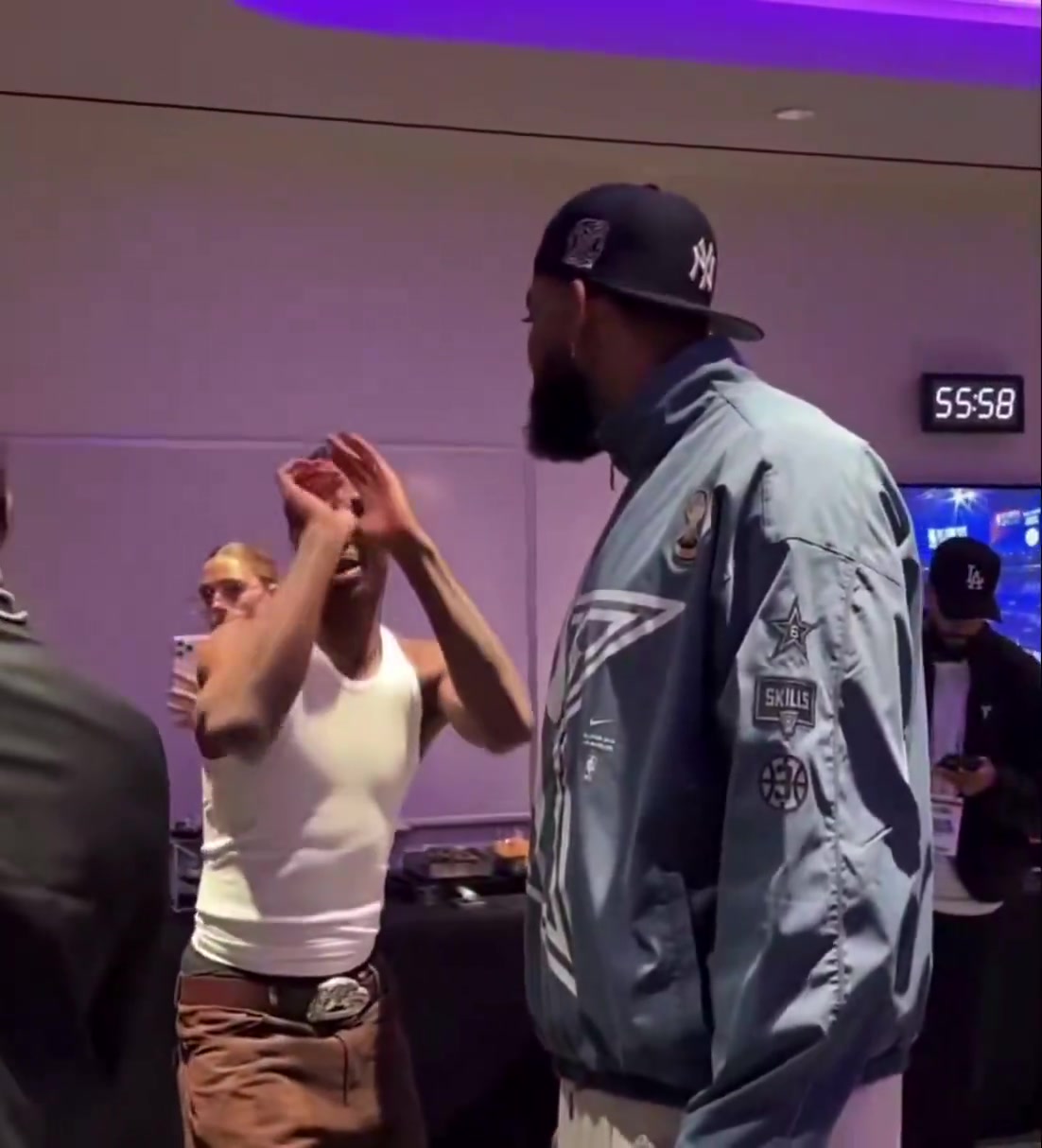 [亚历山大]SGA和唐斯击掌后做出投篮动作美媒调侃：肌肉记忆？？