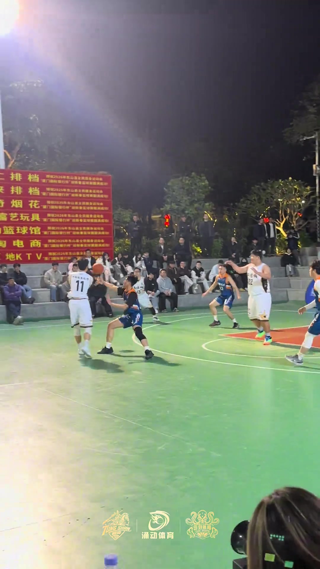 真强啊！某镇篮球赛 这两百斤兄弟能里能外无敌