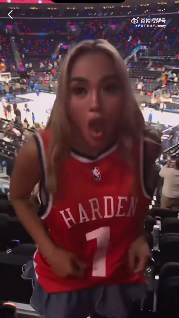 还是有绝活！女登密发现自己把哈登球衣穿反了，当场换回来~