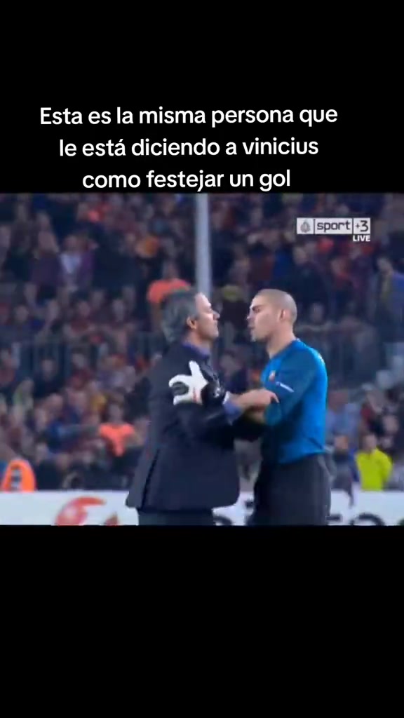 欧冠名场面：穆里尼奥双手指天征服诺坎普，遭到巴尔德斯阻拦