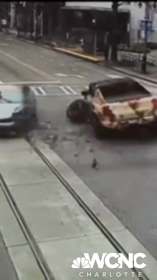 [最新影像集]车祸现场监控对方直行！三球左转不减速直接撞上去！