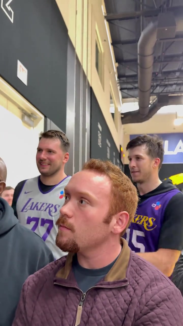 [东契奇]卢卡这个憨憨！雷迪克采访时77来抢镜 直接语塞