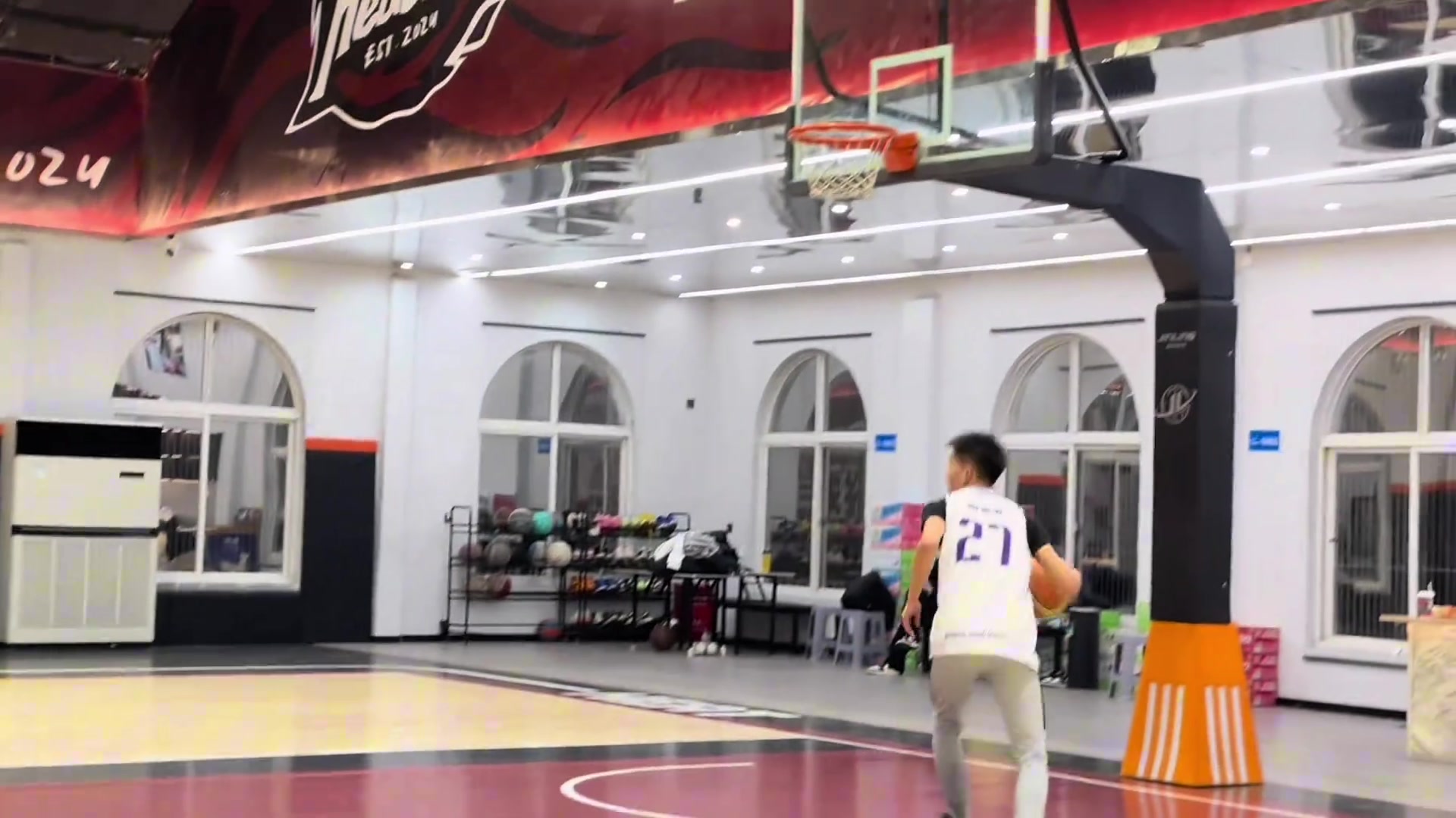 [今日球员视频]故意的？篮下无人防连续四投不中 这27号小老