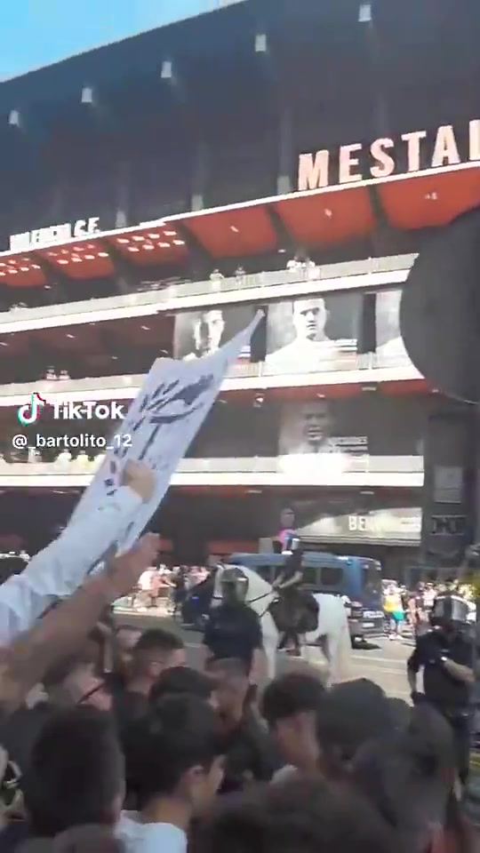 【精彩剪辑】名场面！瓦伦西亚球迷曾集体在场外歧视维尼修斯：你