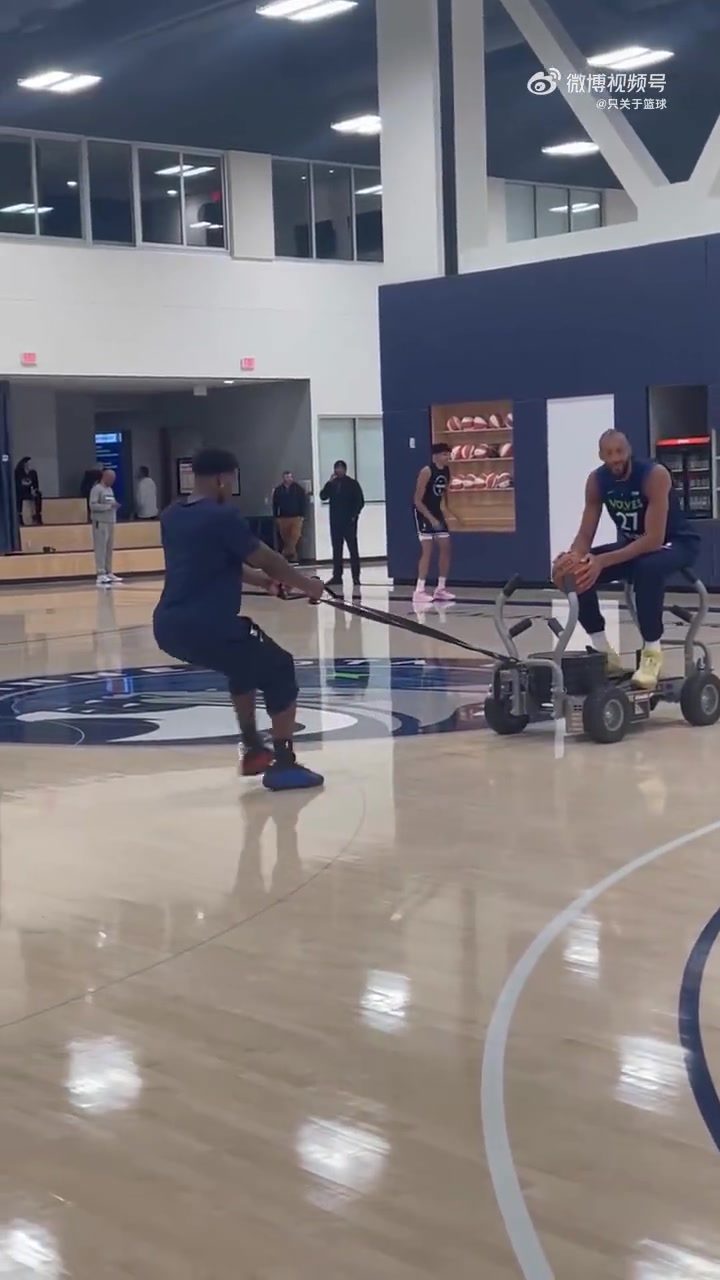 【NBA】笑死！爱德华兹练力量，把戈贝尔也一起拉走了