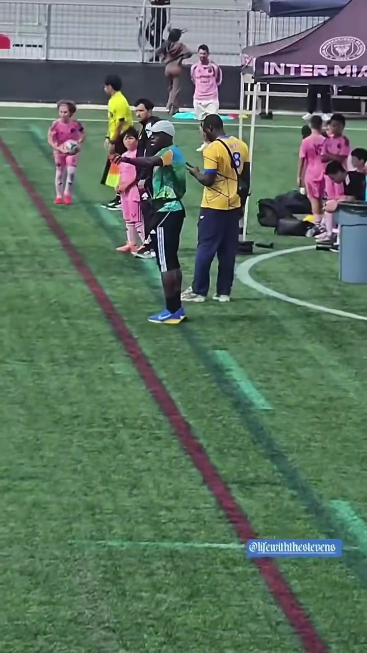 梅西在场边悠闲地看着自己的儿子梅开二度