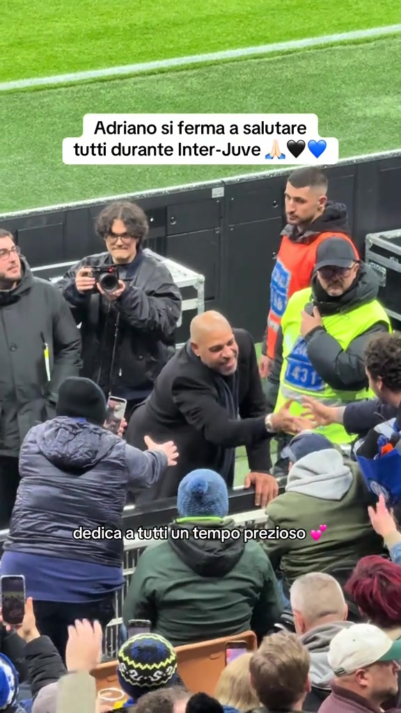 【今日视频】永远的蓝黑国王！实拍：阿德里亚诺与梅阿查现场球迷握手问候❤