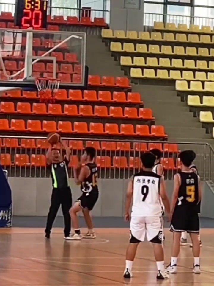 [体育视频]一般人干不出这事！这老弟罚完球还跟裁判抢球上篮 