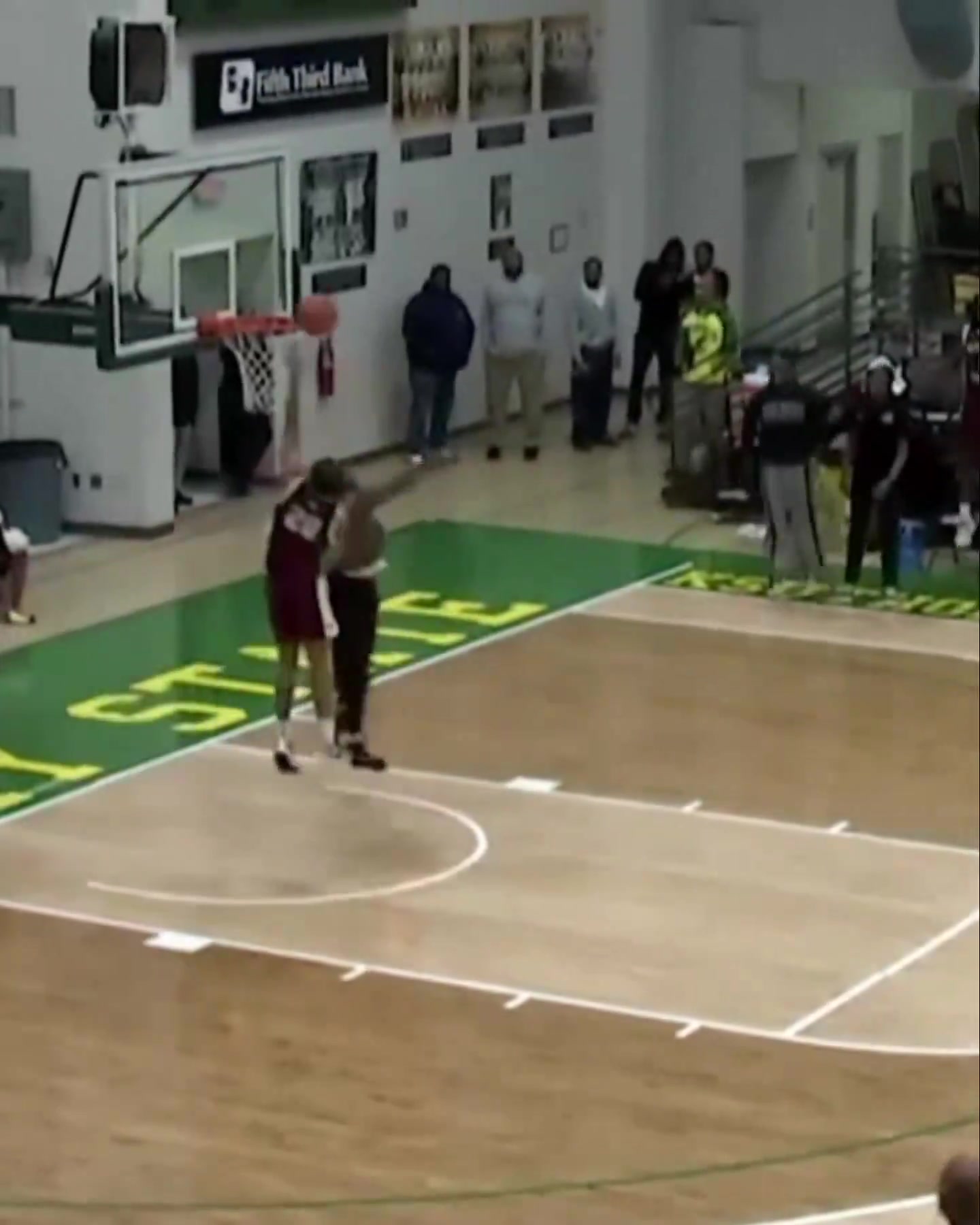 [今日必看视频]逆天啊NCAA惊现一球迷冲进场内想大帽球员！