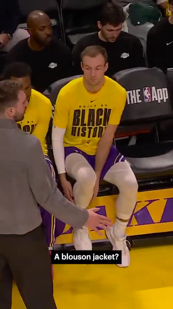 [NBA]社交这块没得说~77给雷迪克送了一件自己的同款夹克